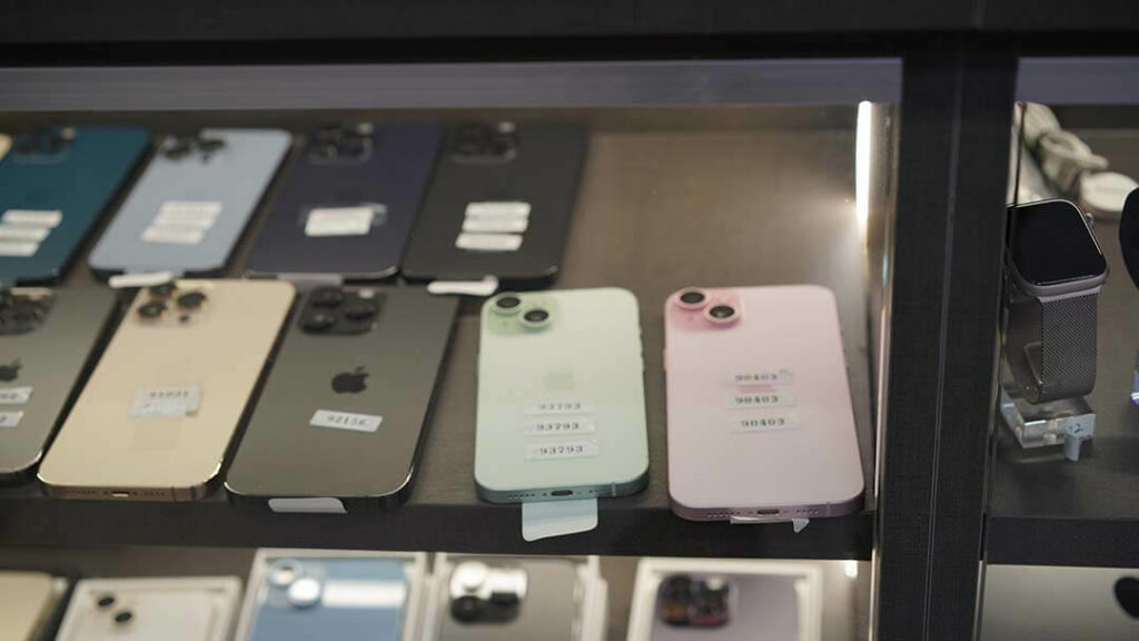 青蘋果3C店內展示多色iPhone機型,實體門市供現場選購與收購